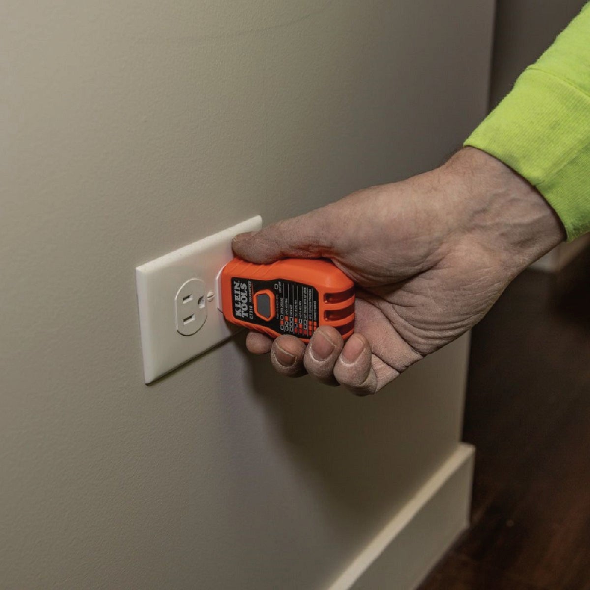 Klein 90V to 120V Circuit Breaker Finder with Integrated GFCI Outlet Tester Image 5