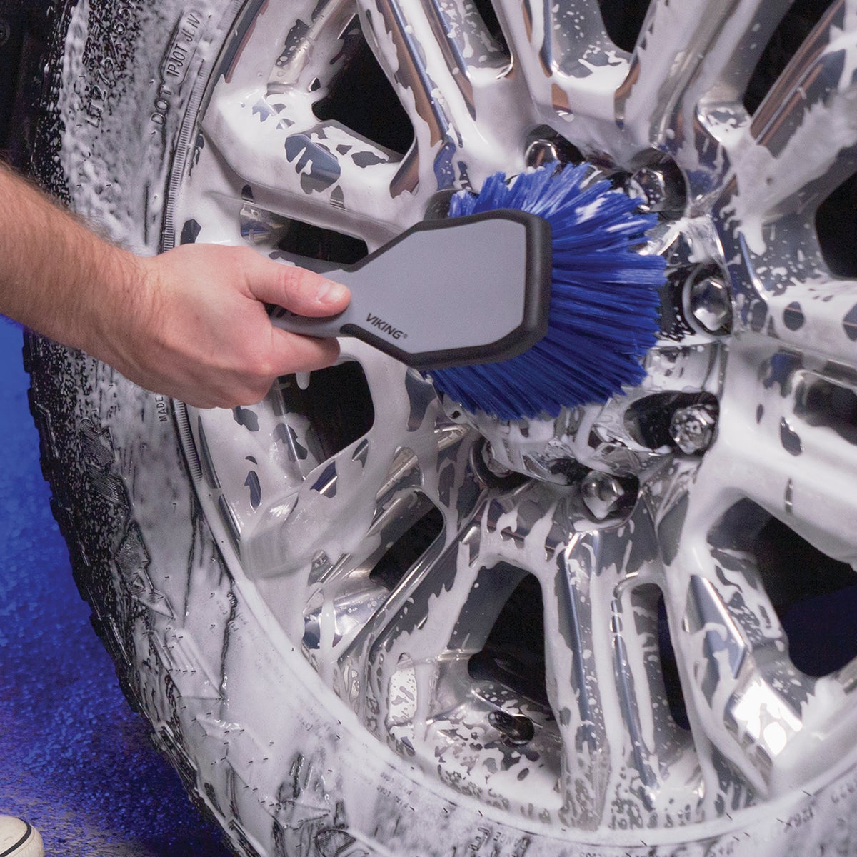 Viking Short Handle Wheel Face Brush Image 2