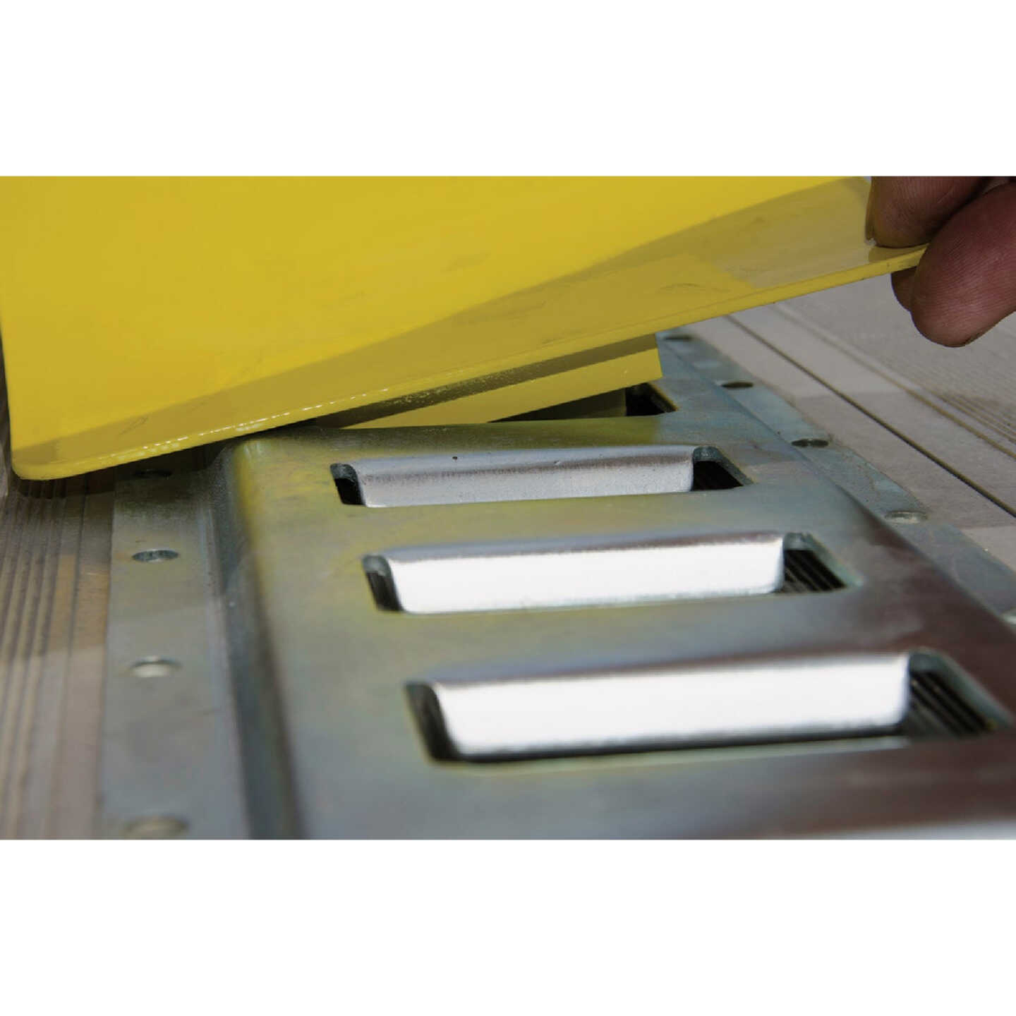 Erickson Moveable Wheel E-Chock Image 5