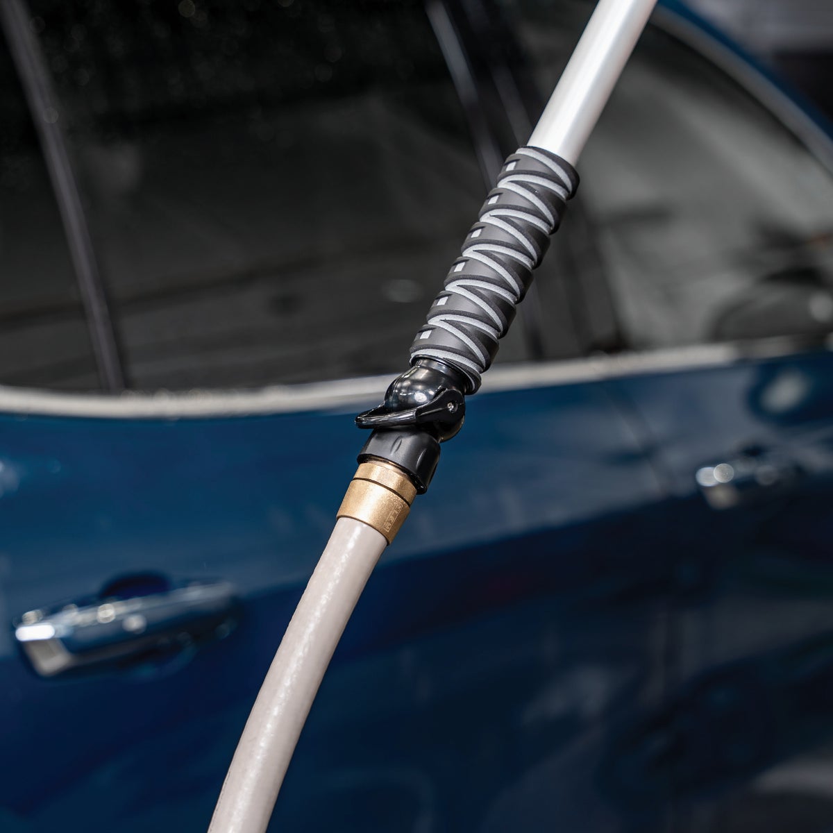 Viking 10 In. Deluxe Flo-Thru Wash Brush with 38 In. to 63-1/2 In. Telescoping Handle Image 3