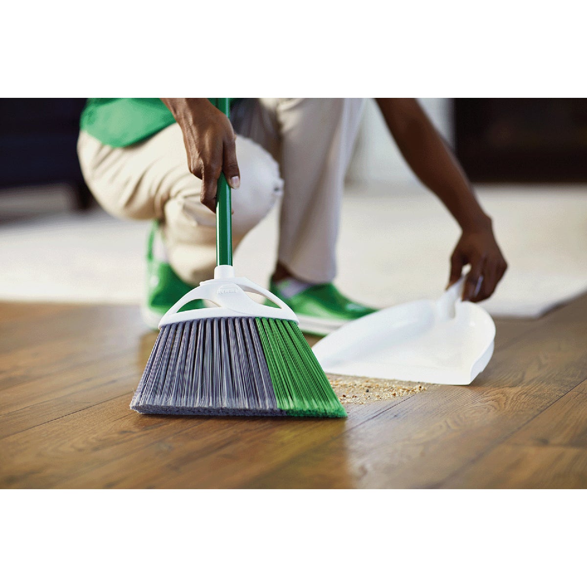 Libman 11 In. W. x 53.5 In. L. Precision Angle Broom with Dustpan Image 2