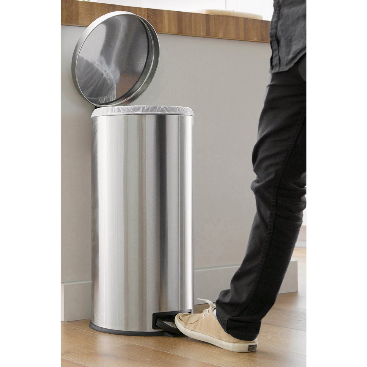 Ninestars 8 Gal. Foot Pedal Round Trash Can Image 2