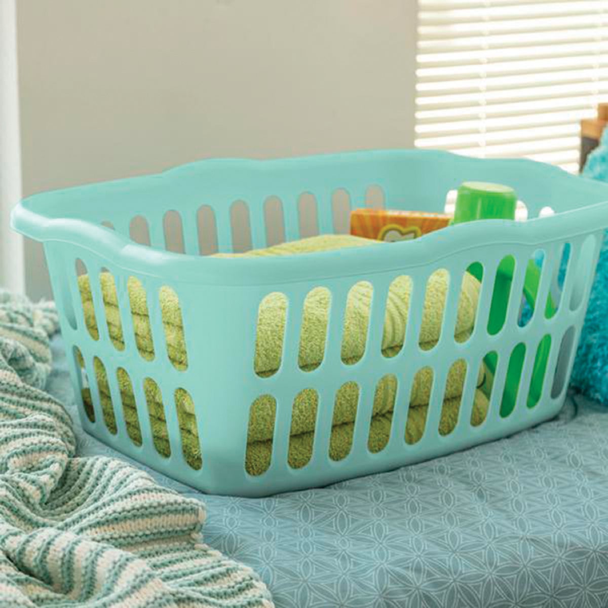 Sterilite 1.5 Bushel Laundry Basket Image 4