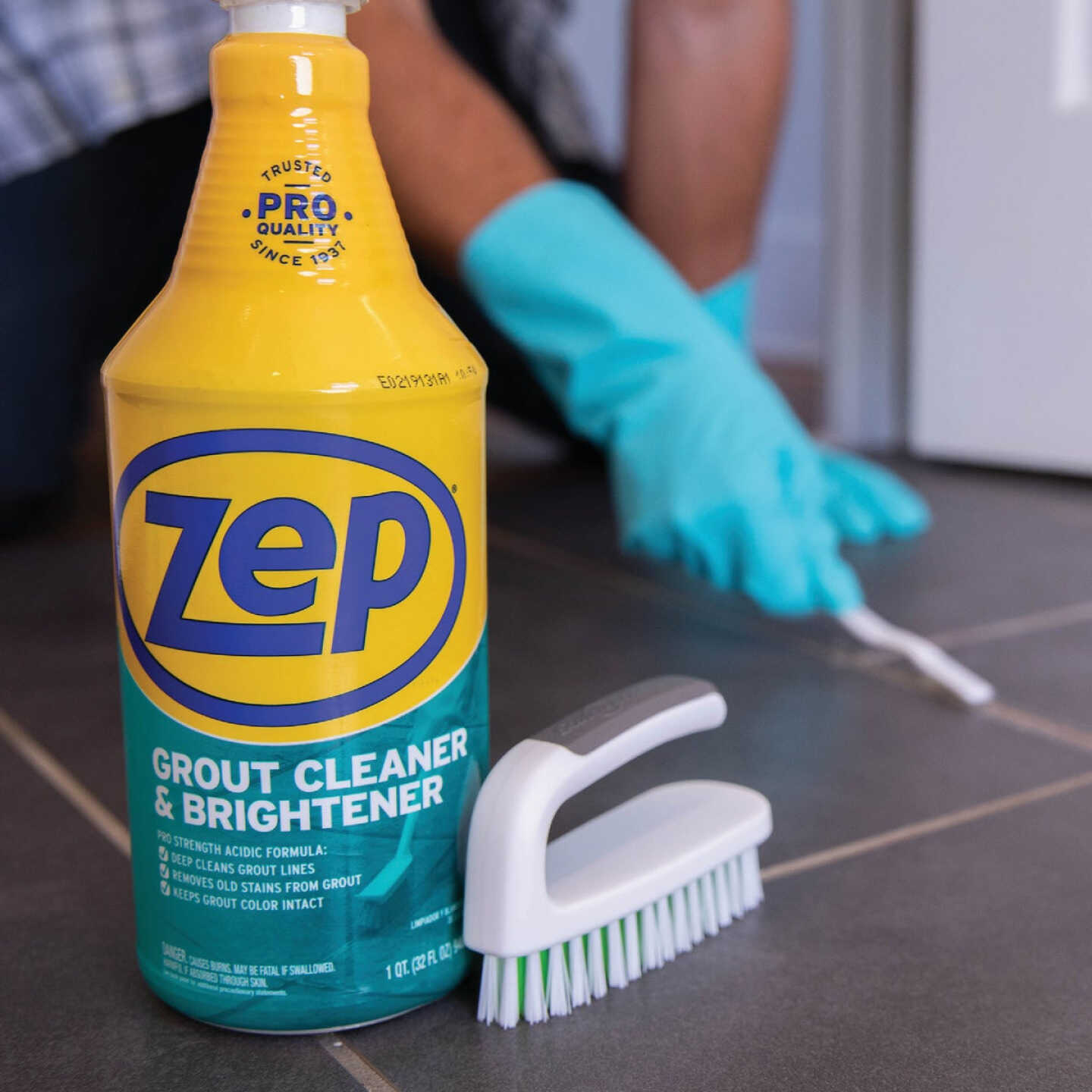 Zep 32 Oz. Industrial Purple Ready-To-Use Degreaser & Cleaner Spray Image 2