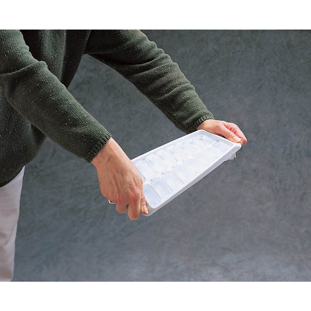 Rubbermaid Servin' Saver Deluxe Ice Cube Tray Image 2