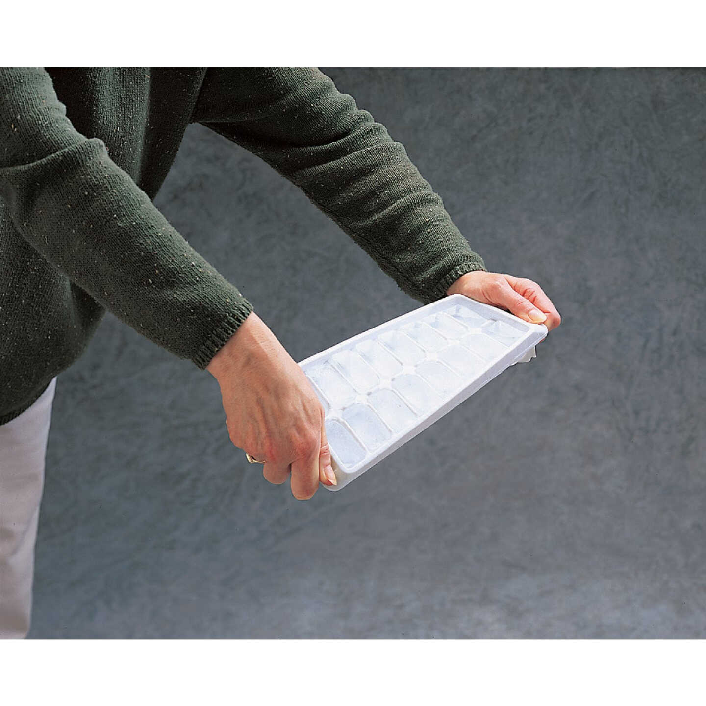 Rubbermaid Servin' Saver Deluxe Ice Cube Tray Image 2