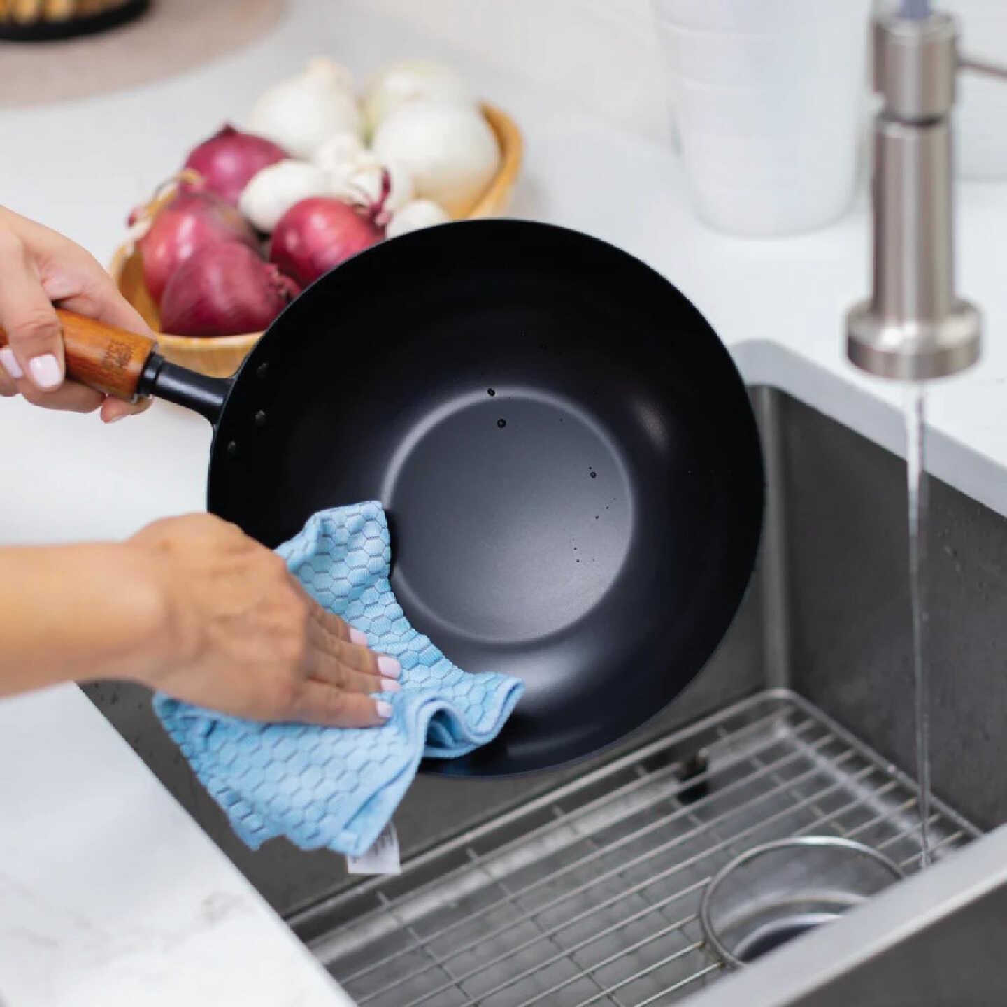 Joyce Chen Classic Series 9-1/2 In. Carbon Steel Ceramic Coated Nonstick Stir Fry Pan Image 3