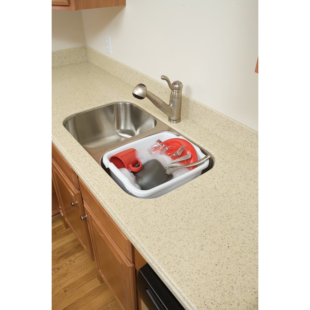 Rubbermaid Roughneck 15-1/2 Qt. Dishpan Image 2