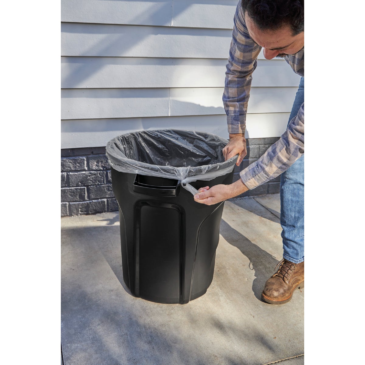 Rubbermaid Roughneck 20 Gal. Black NonWheeled Vented Trash Can with Lid Image 2