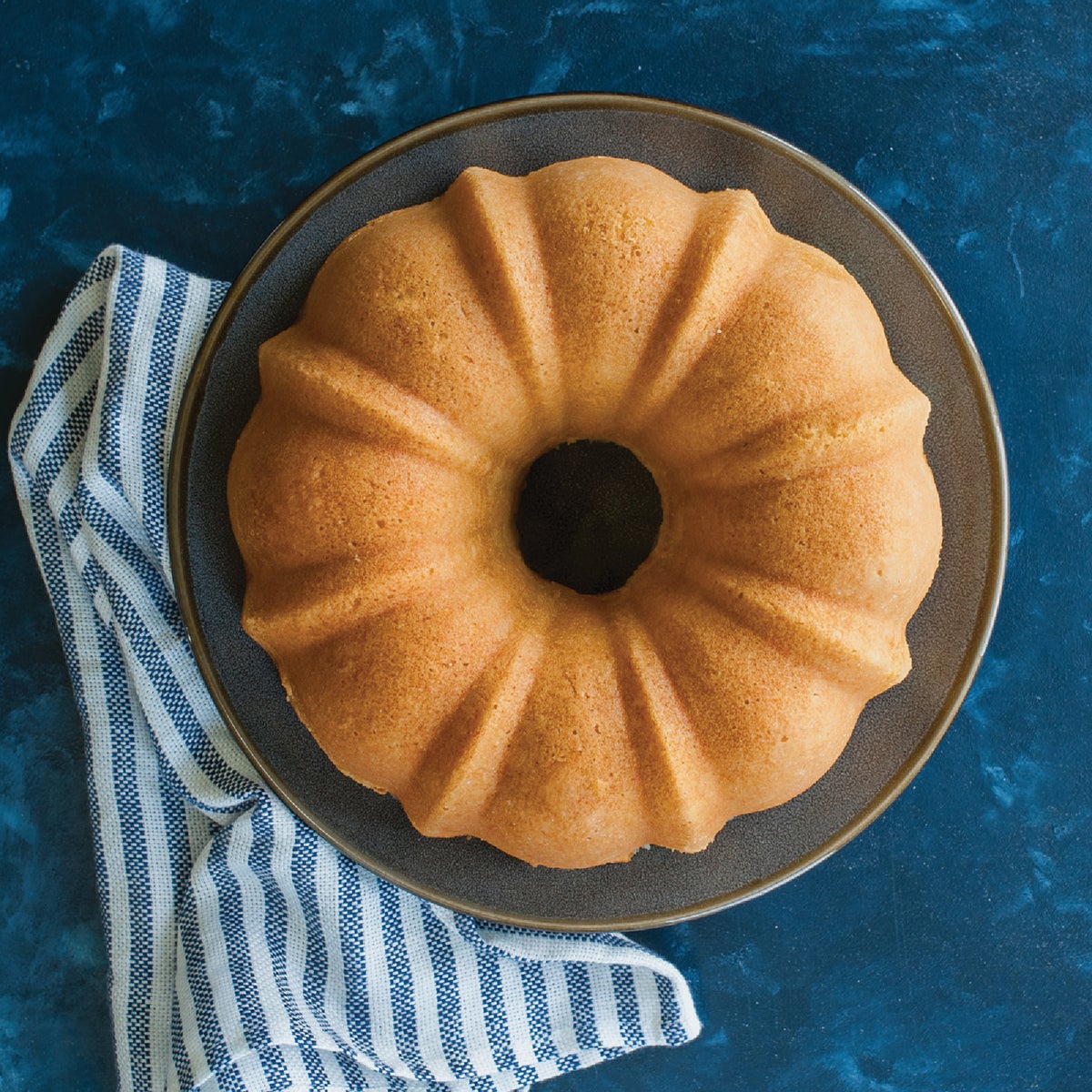 Nordic Ware 12-Cup Bundt Cake Pan Image 2