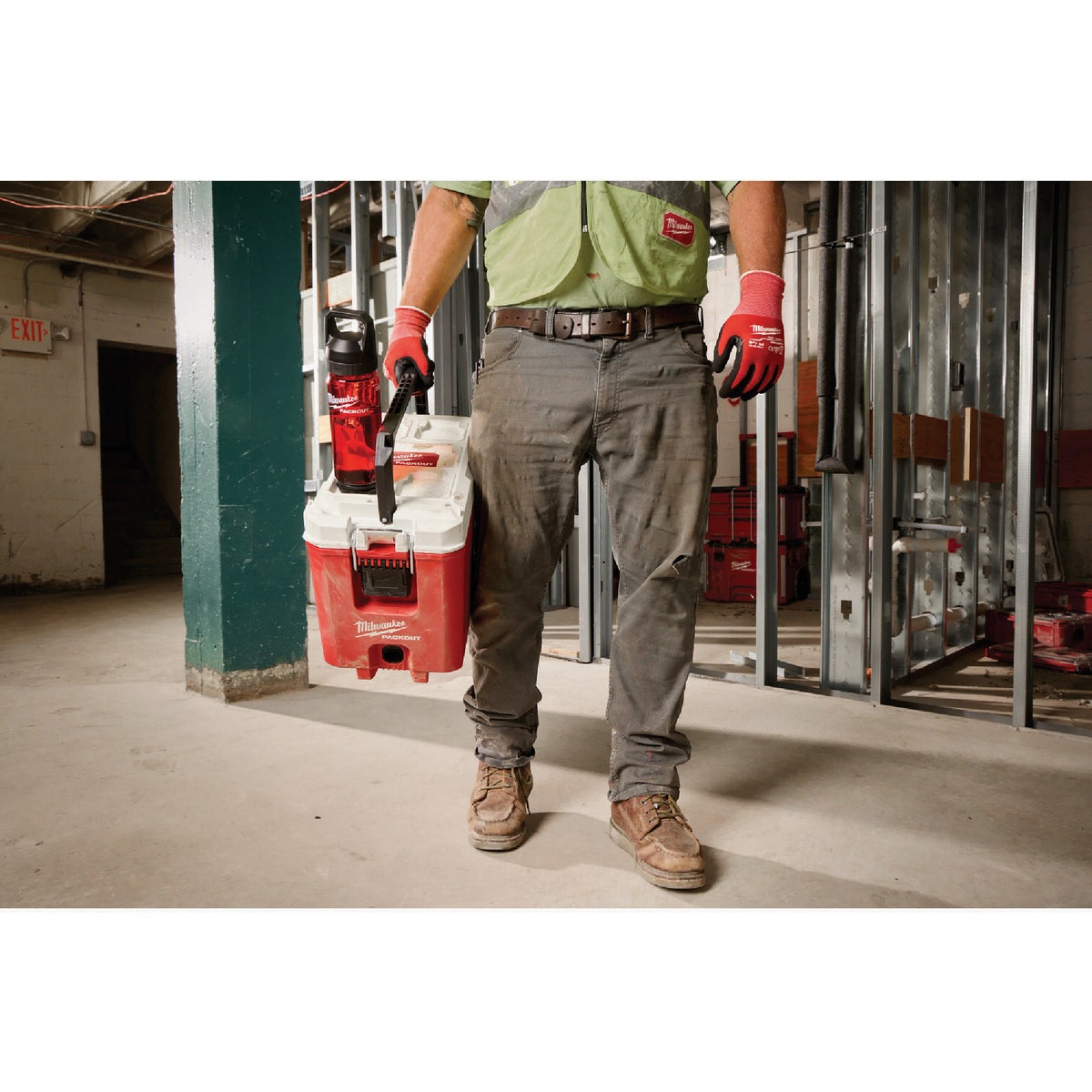 Milwaukee PACKOUT 25 Oz. Plastic Bottle with Chug Lid, Red Image 6