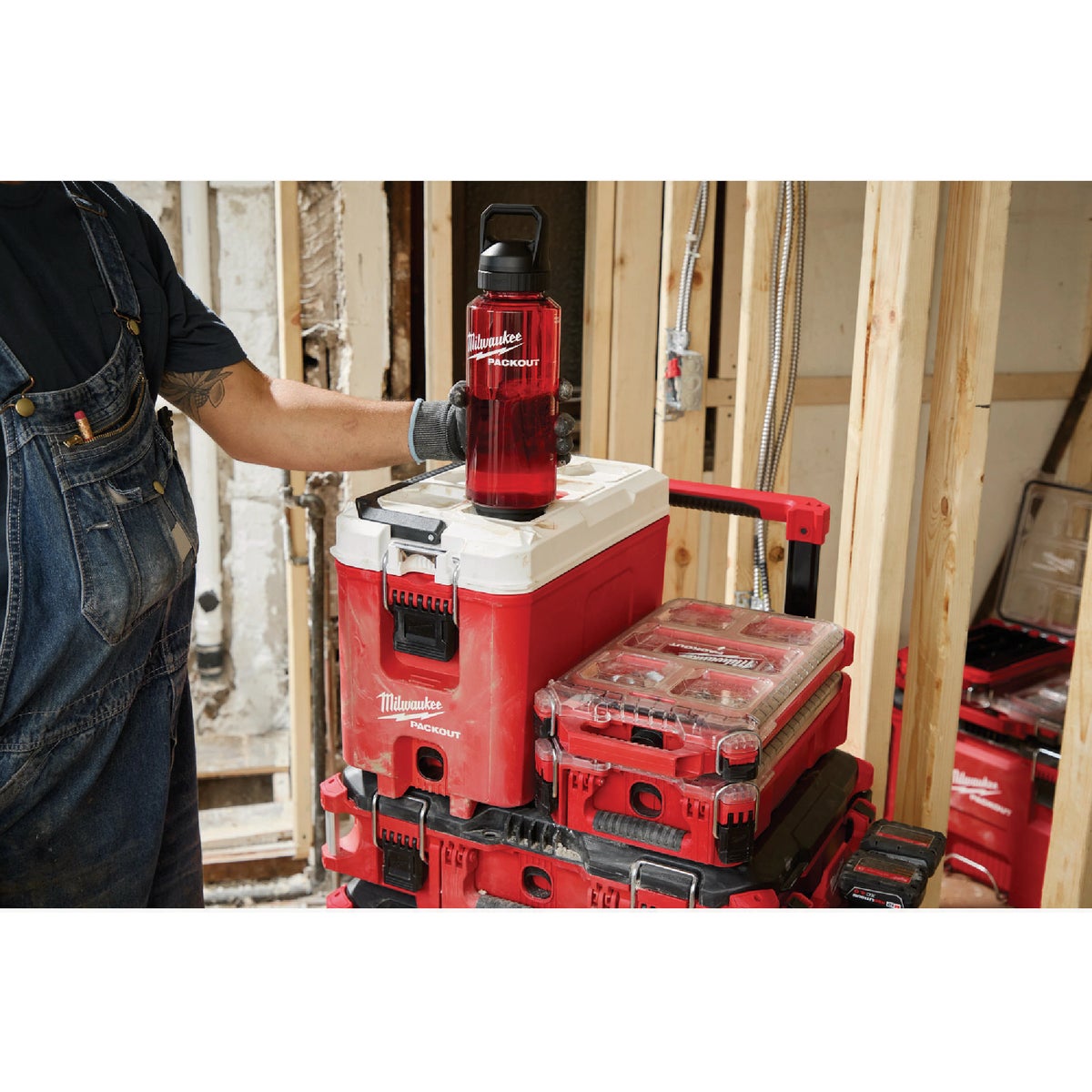 Milwaukee PACKOUT 48 Oz. Plastic Bottle with Chug Lid, Red Image 5