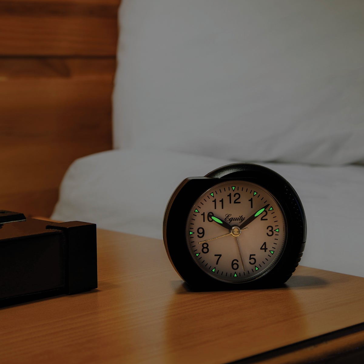 La Crosse Technology Equity Quartz Alarm Clock Image 2