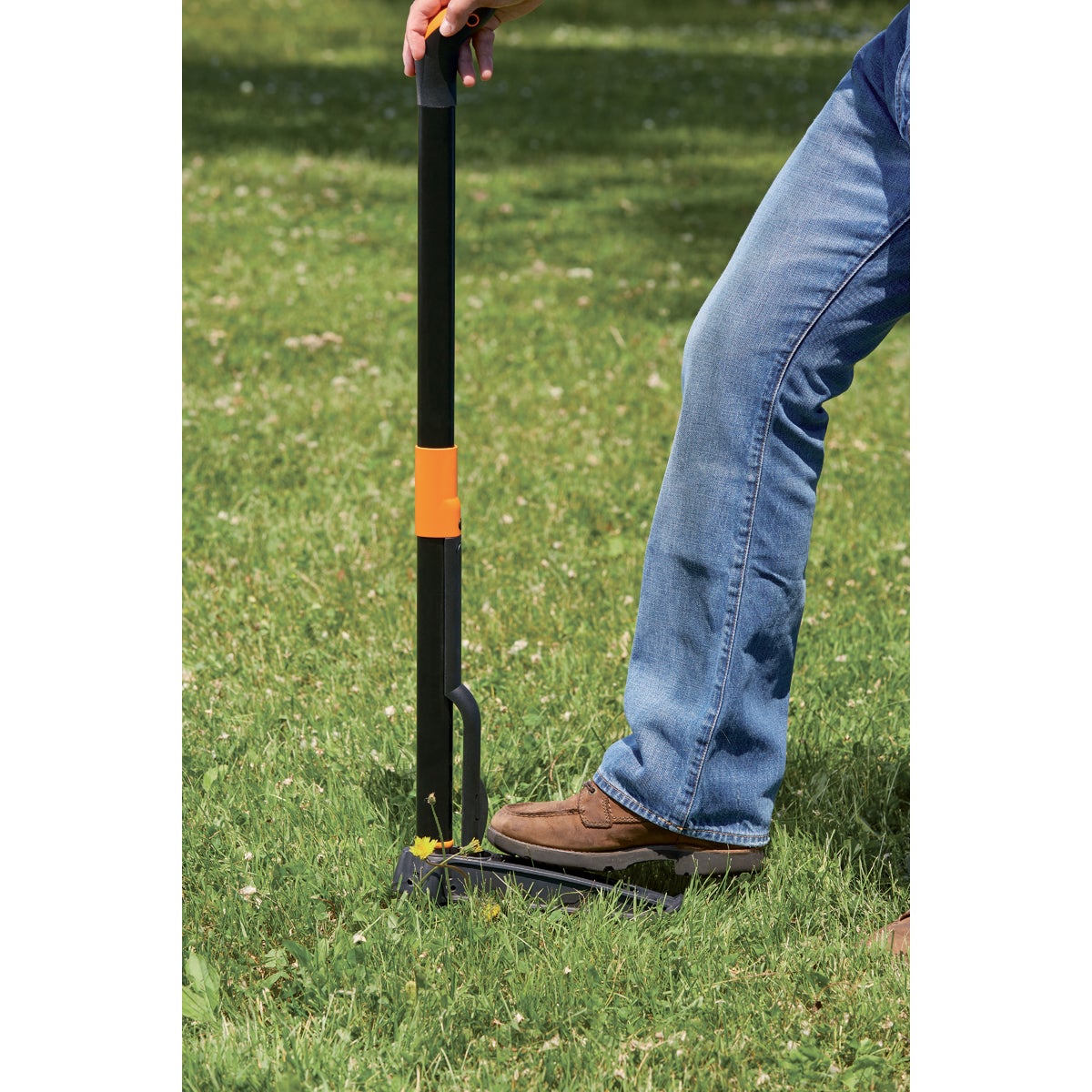 Fiskars 39 In. Aluminum Handle Stand-Up Weeder Image 2