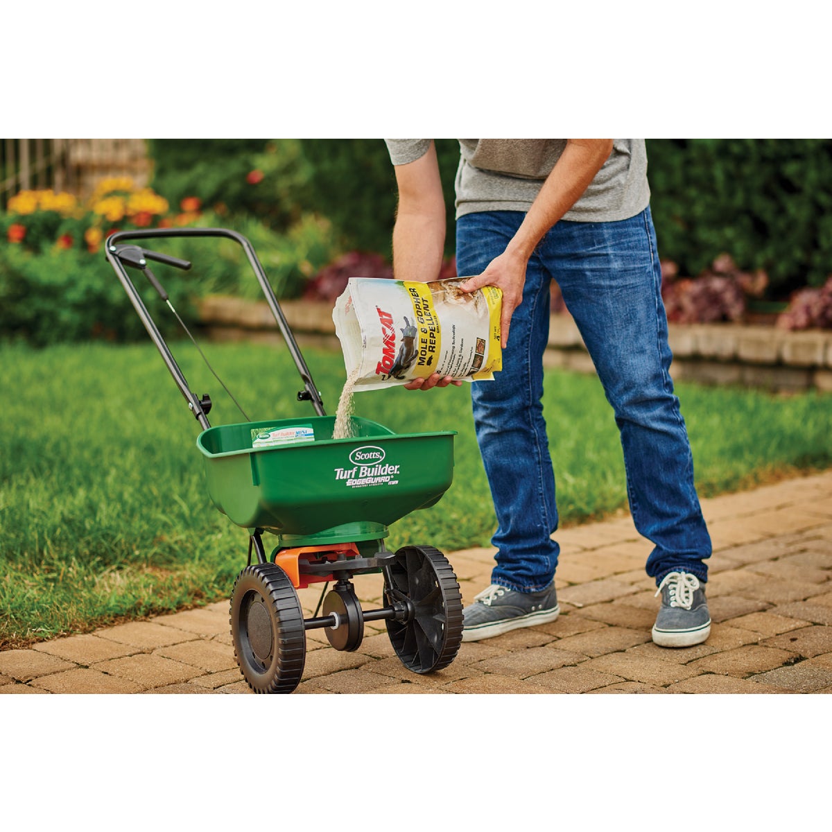 TOMCAT 4 Lb. Mole & Gopher Repellent Granules Image 4