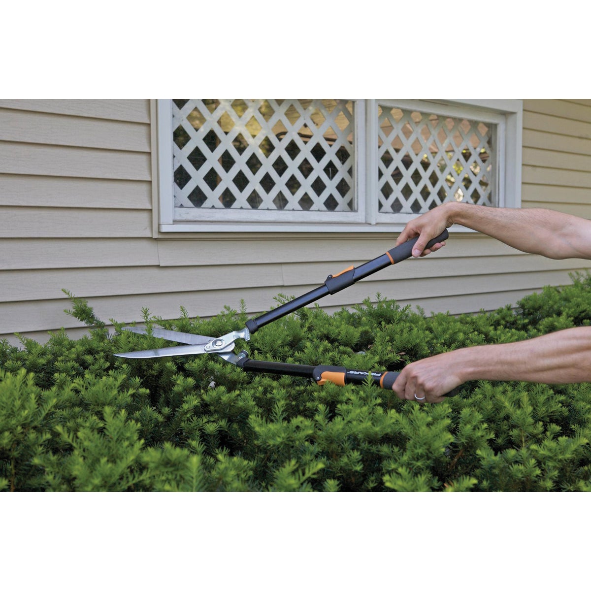 Fiskars Power-Lever Extendable 25 In. to 33 In. Hedge Shears Image 4