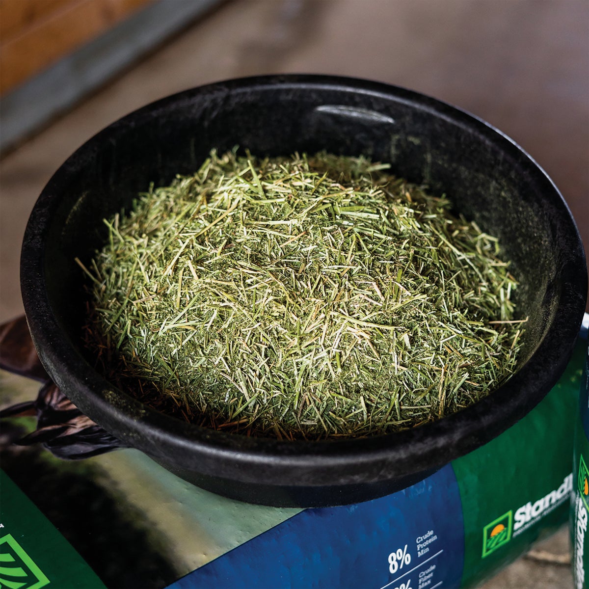 Standlee Premium Western Forage 25 Lb. Premium Timothy Grass Chopped Hay Horse Feed Image 4