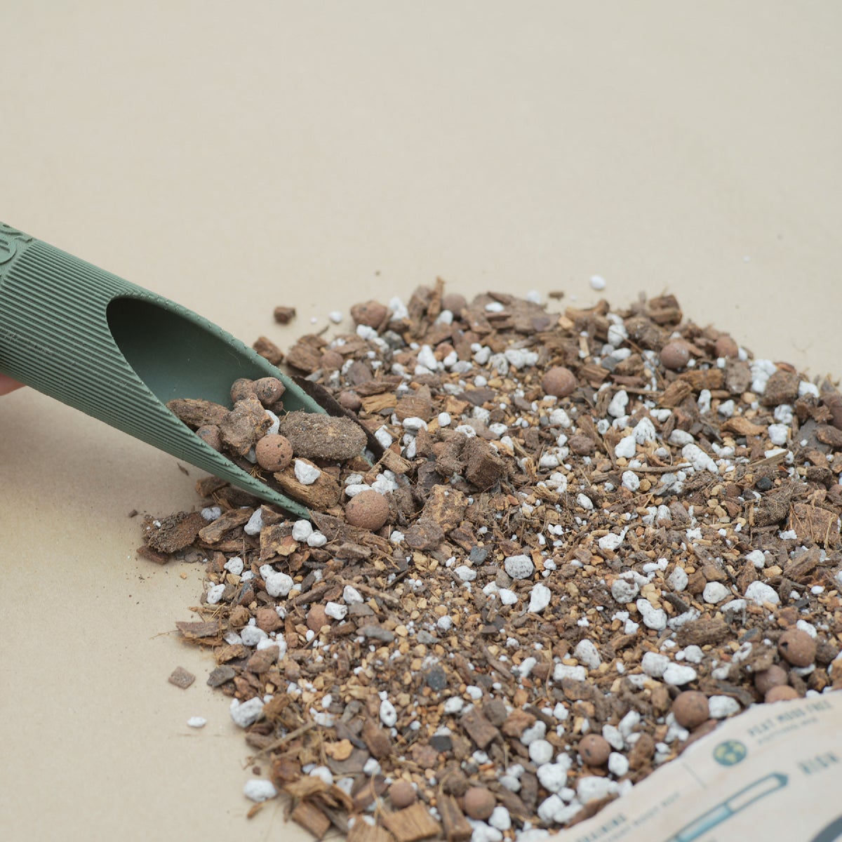 Sol Soils 1 Qt. Houseplant Chunky Mix Image 5