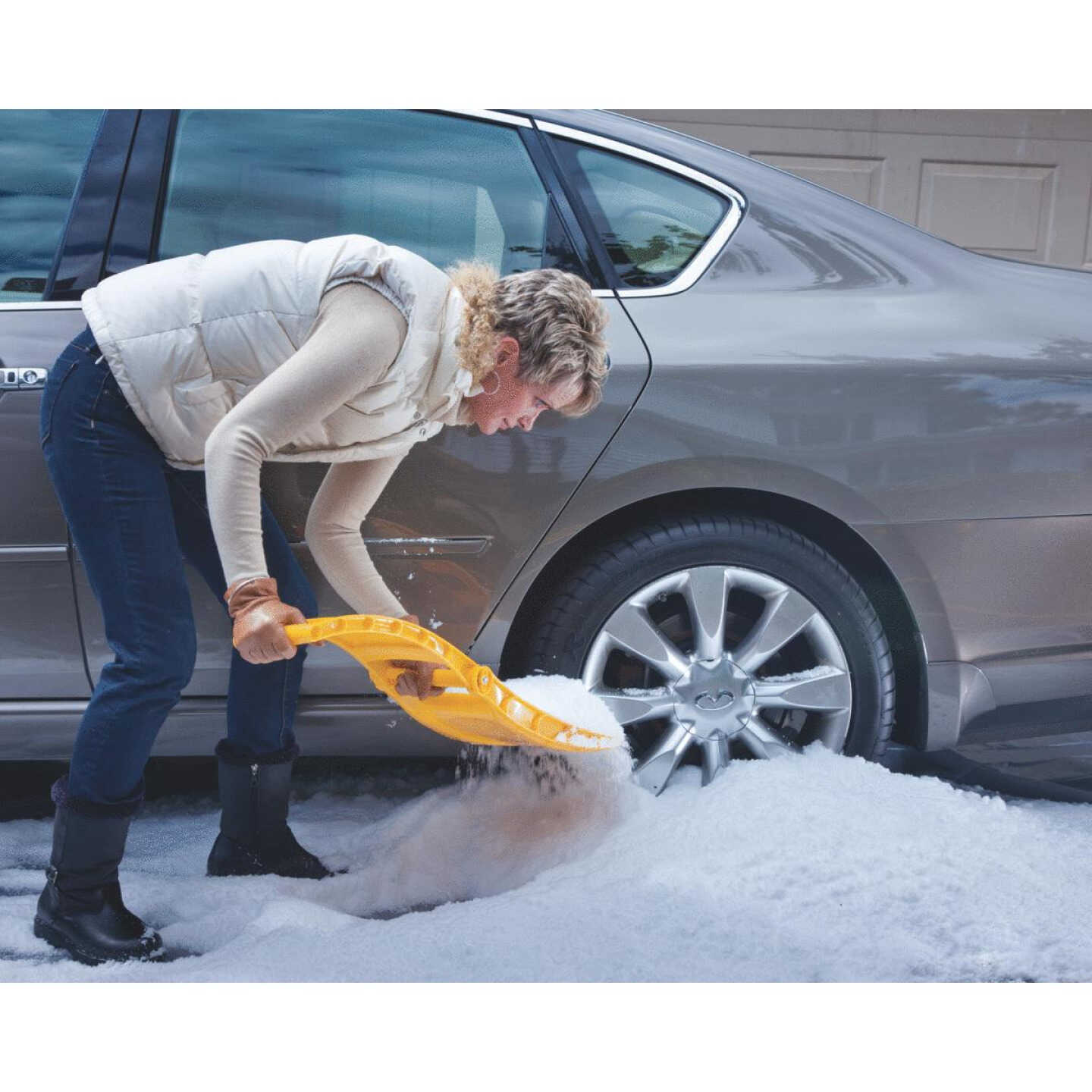 FOLDING AUTO SNOW SHOVEL Image 1