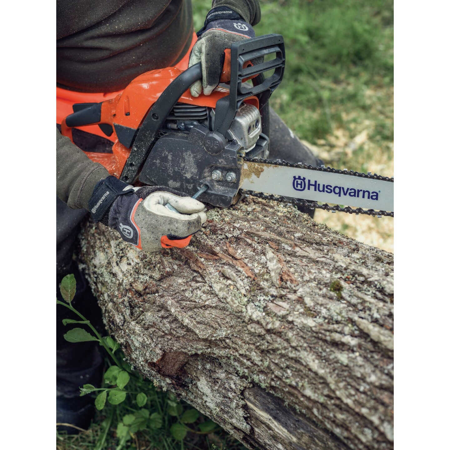 Husqvarna 135 Mark II 16 In. Gas Chainsaw Image 2
