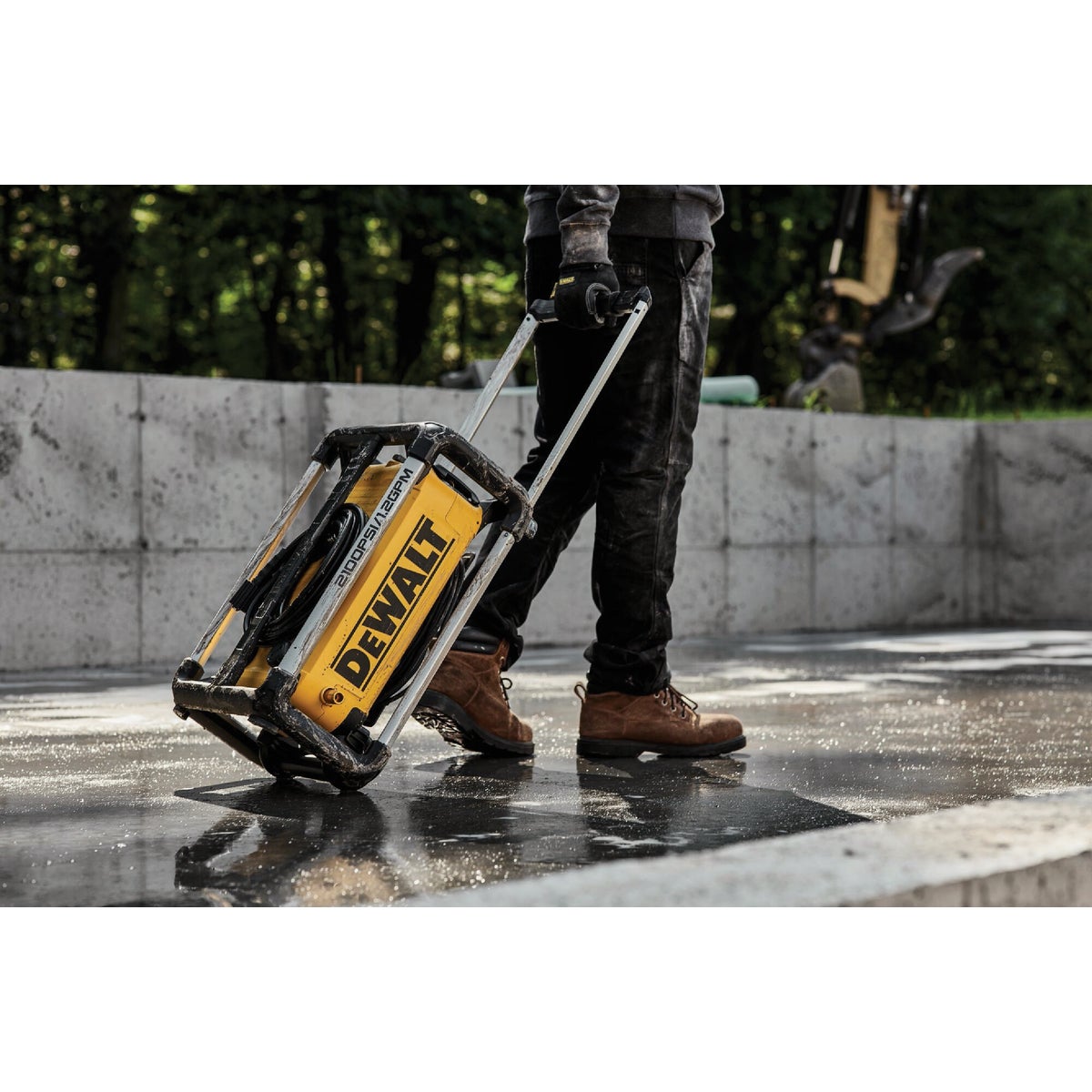 DEWALT 2100 psi 1.2 GPM Cold Water Compact Electric Jobsite Pressure Washer Image 3
