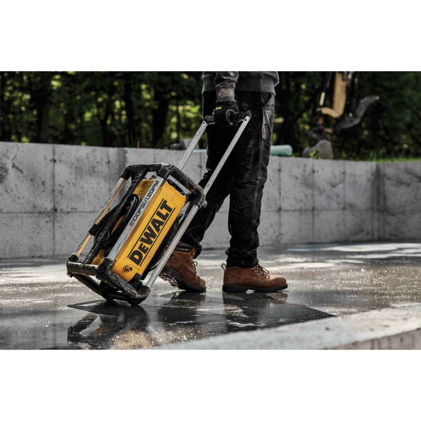 DEWALT 2100 psi 1.2 GPM Cold Water Compact Electric Jobsite Pressure Washer Image 3