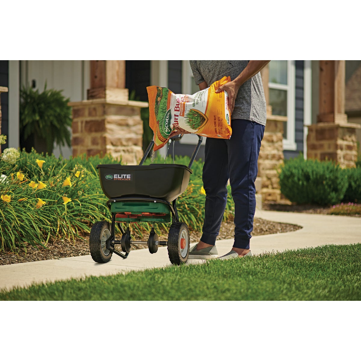 Scotts Turf Builder SummerGuard 40.05 Lb. 15,000 Sq. Ft. Lawn Food with Insect Control Image 3