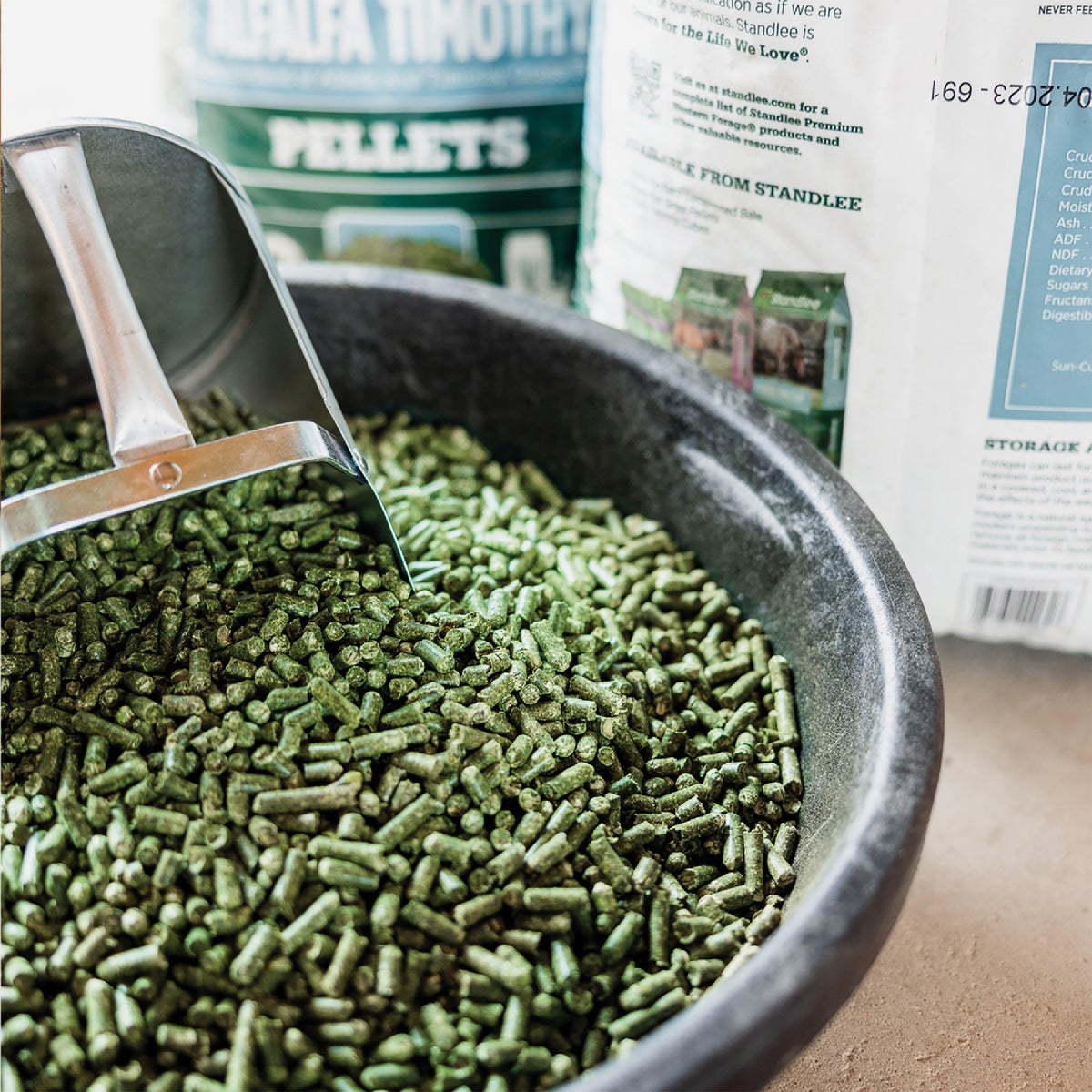 Standlee Premium Western Forage 40 Lb. Premium Alfalfa & Timothy Pellets Image 4