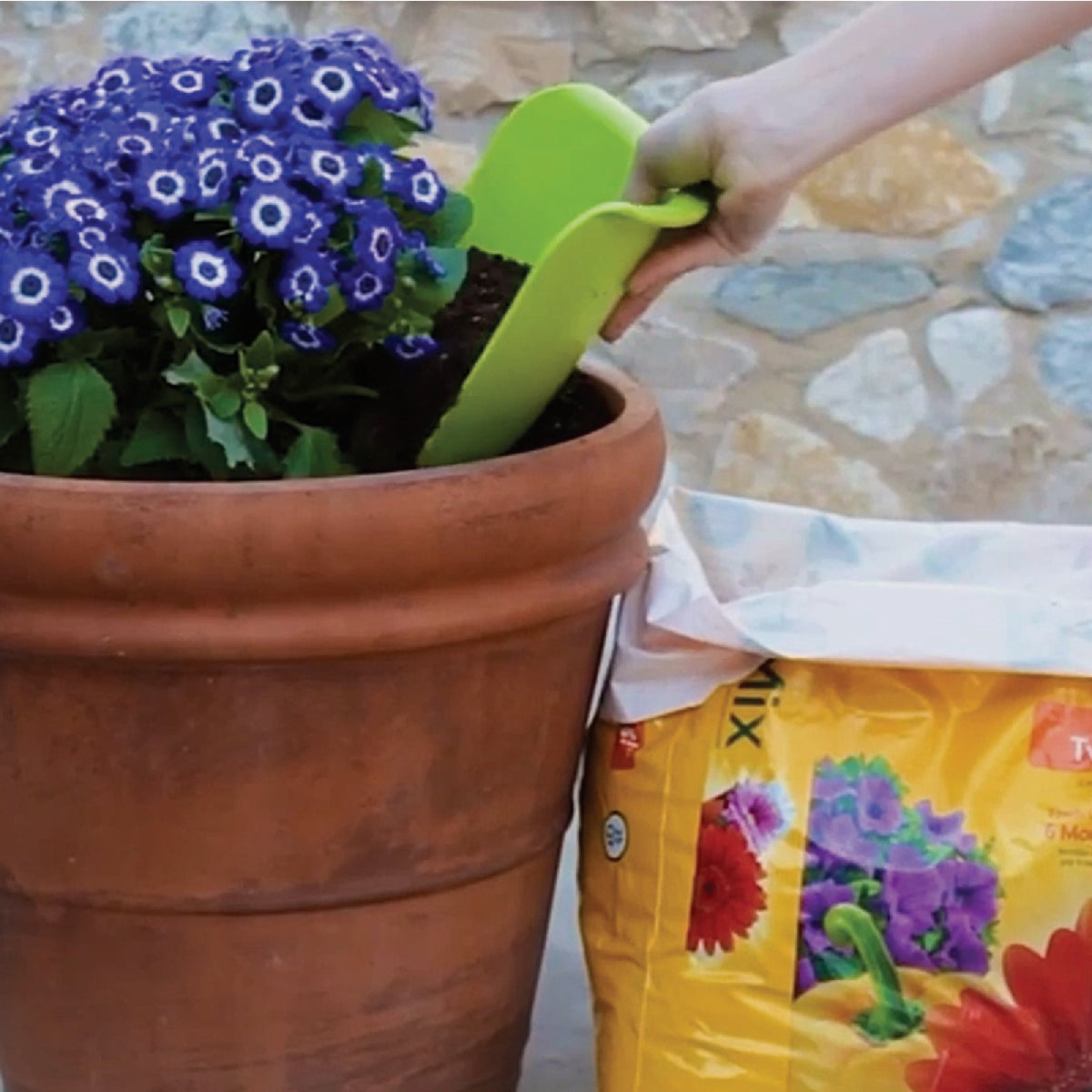 Tidy Pots Curved Soil Scoop Image 3