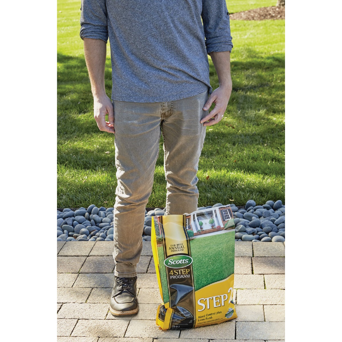 Scotts 4 Step Program Step 2 44.11 Lb. 15,000 Sq. Ft. Weed Control Plus Lawn Food Image 2