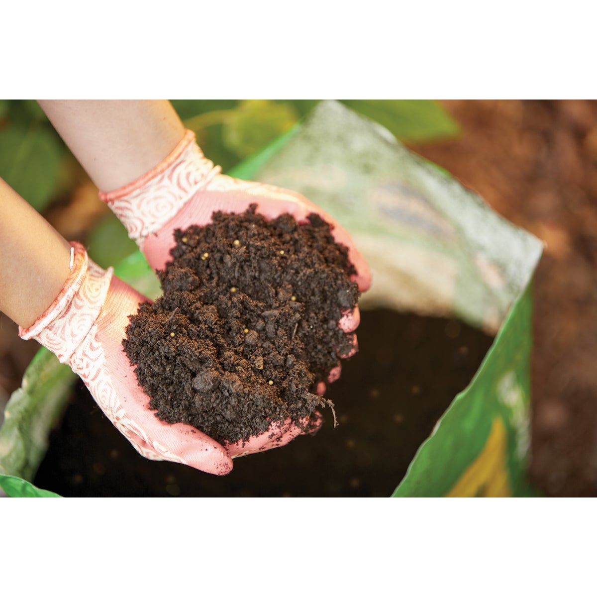 Miracle-Gro 0.75 Cu. Ft. All Purpose Garden Soil Image 4