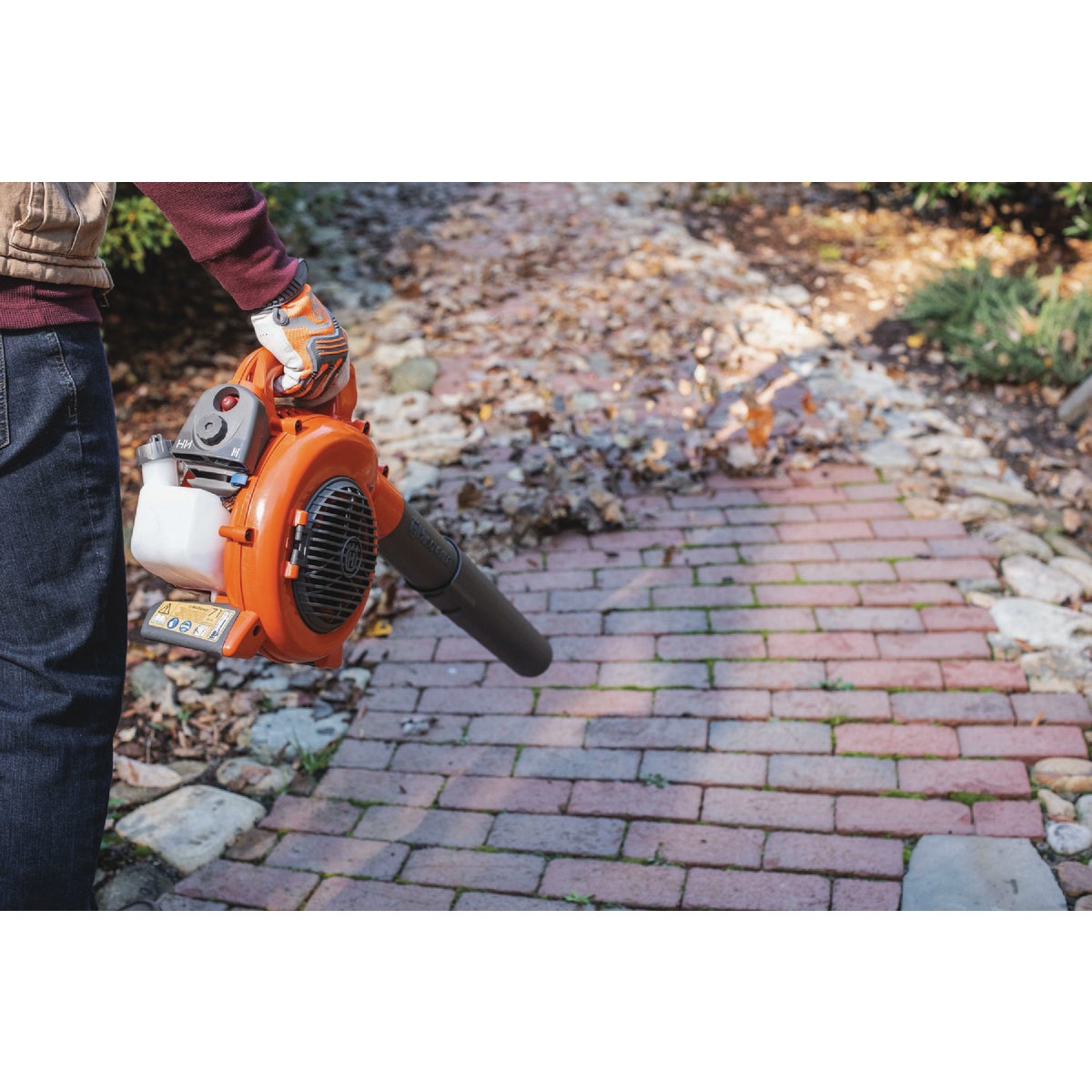 Husqvarna 125B 28cc 2-Cycle Gas 425 CFM 170 MPH Handheld Leaf Blower Image 4