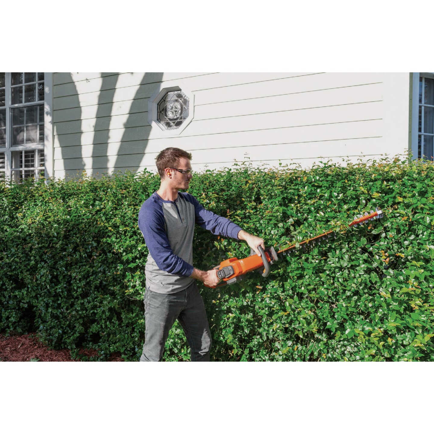 Husqvarna 320iHD60 Hedge Master Battery Hedge Trimmer Kit Image 4