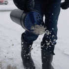 Chapin 64 Oz. Capacity Handheld Salt-Seed-Fertilizer Spreader Shaker Image 2