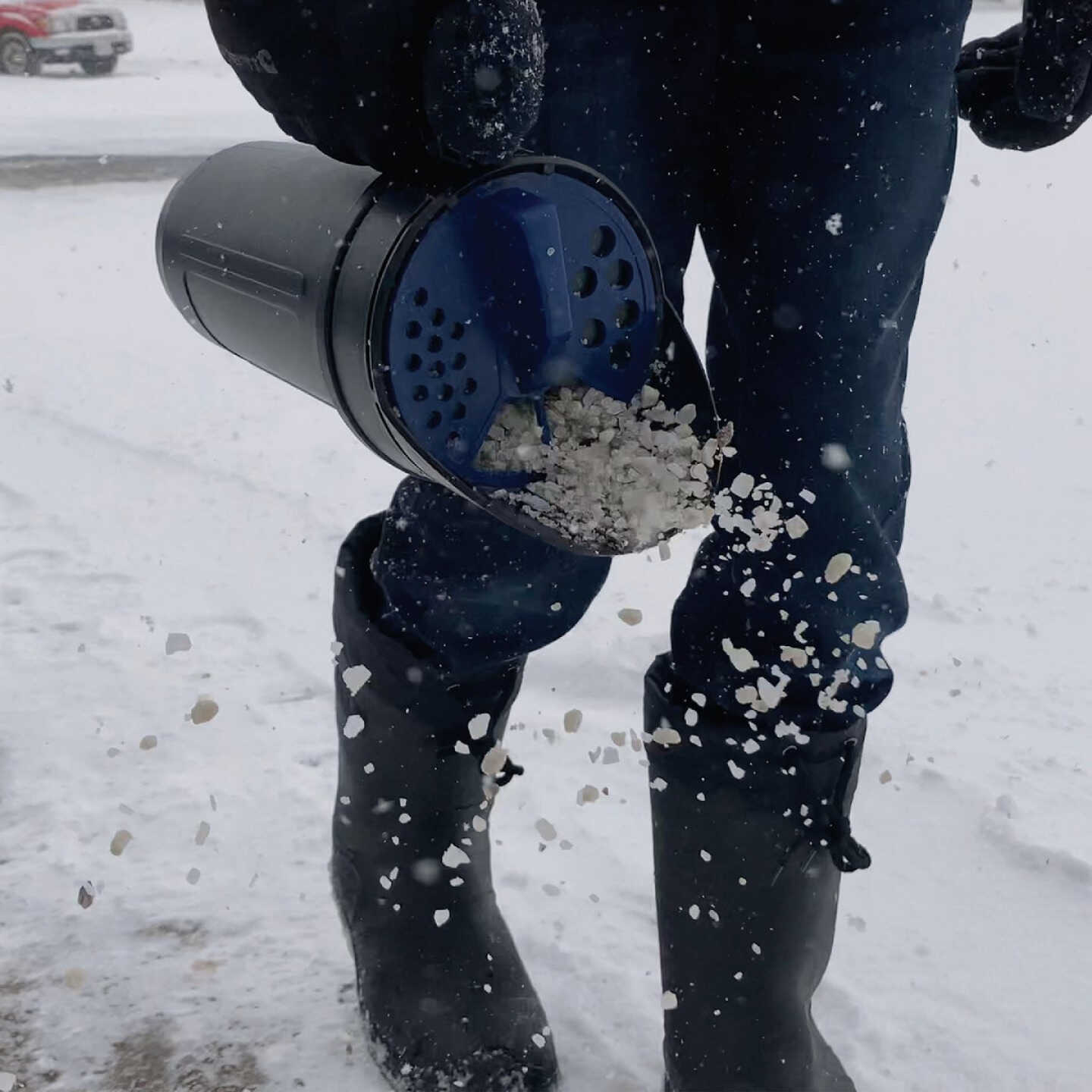 Chapin 64 Oz. Capacity Handheld Salt-Seed-Fertilizer Spreader Shaker Image 2