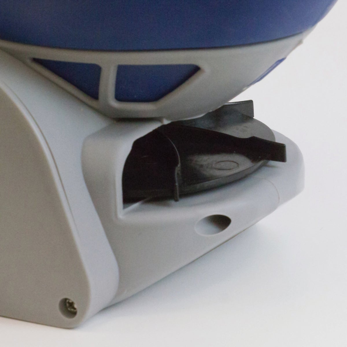 Chapin Salt & Ice Melt Hand Crank Spreader Image 5