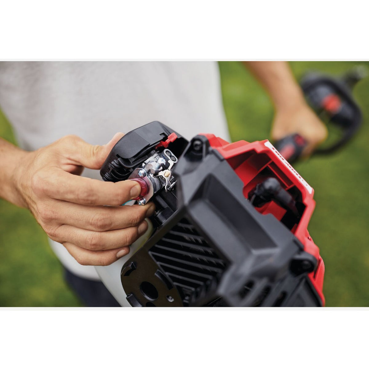 Troy-Bilt TB252S 25cc 2-Cycle 17 In. Straight Shaft Gas Trimmer Image 2