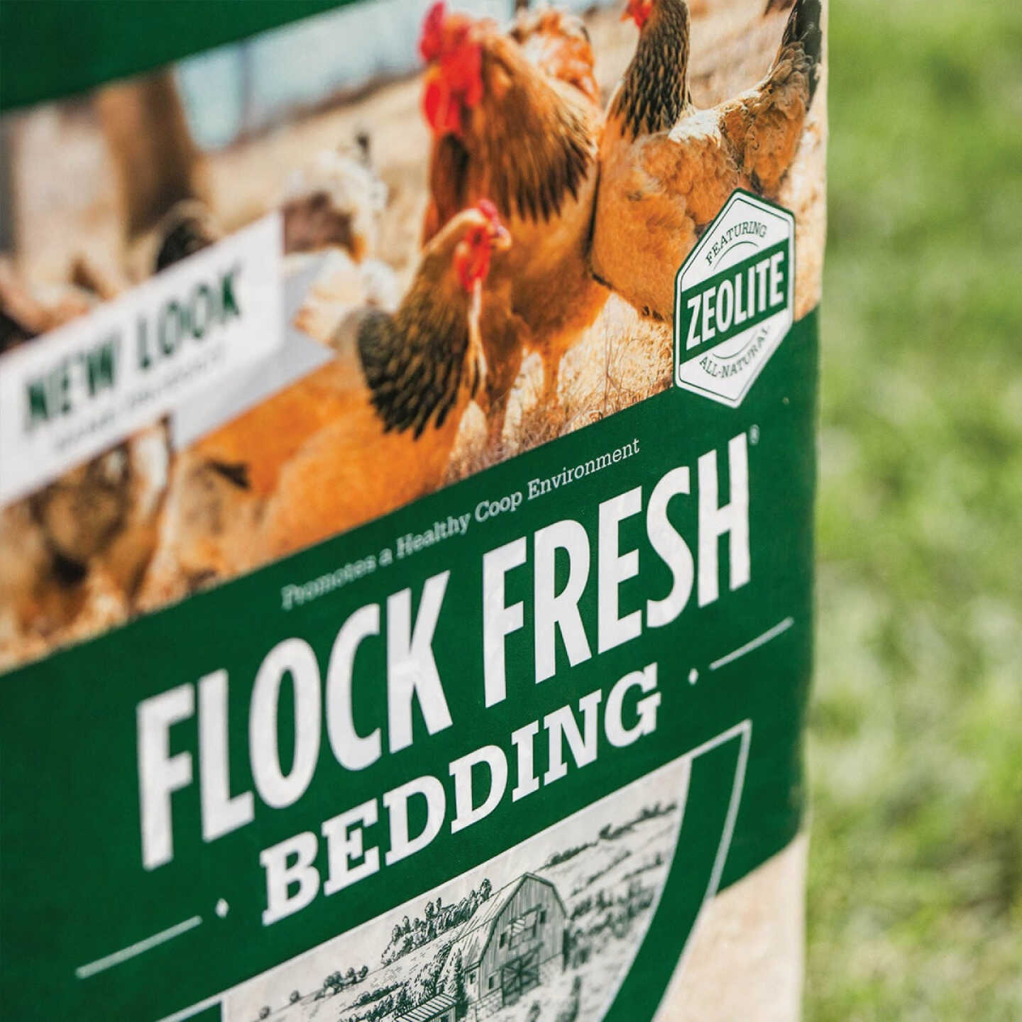 Standlee Premium Western Forage Flock Fresh 26 Lb. Premium Poultry Bedding Straw Image 5