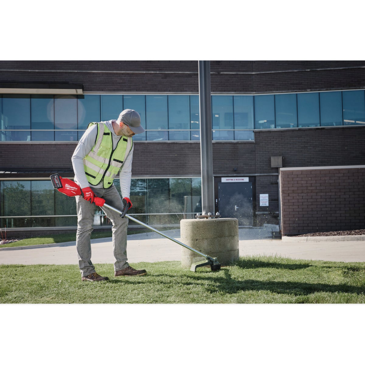 Milwaukee M18 FUEL 16 In. String Trimmer Image 2