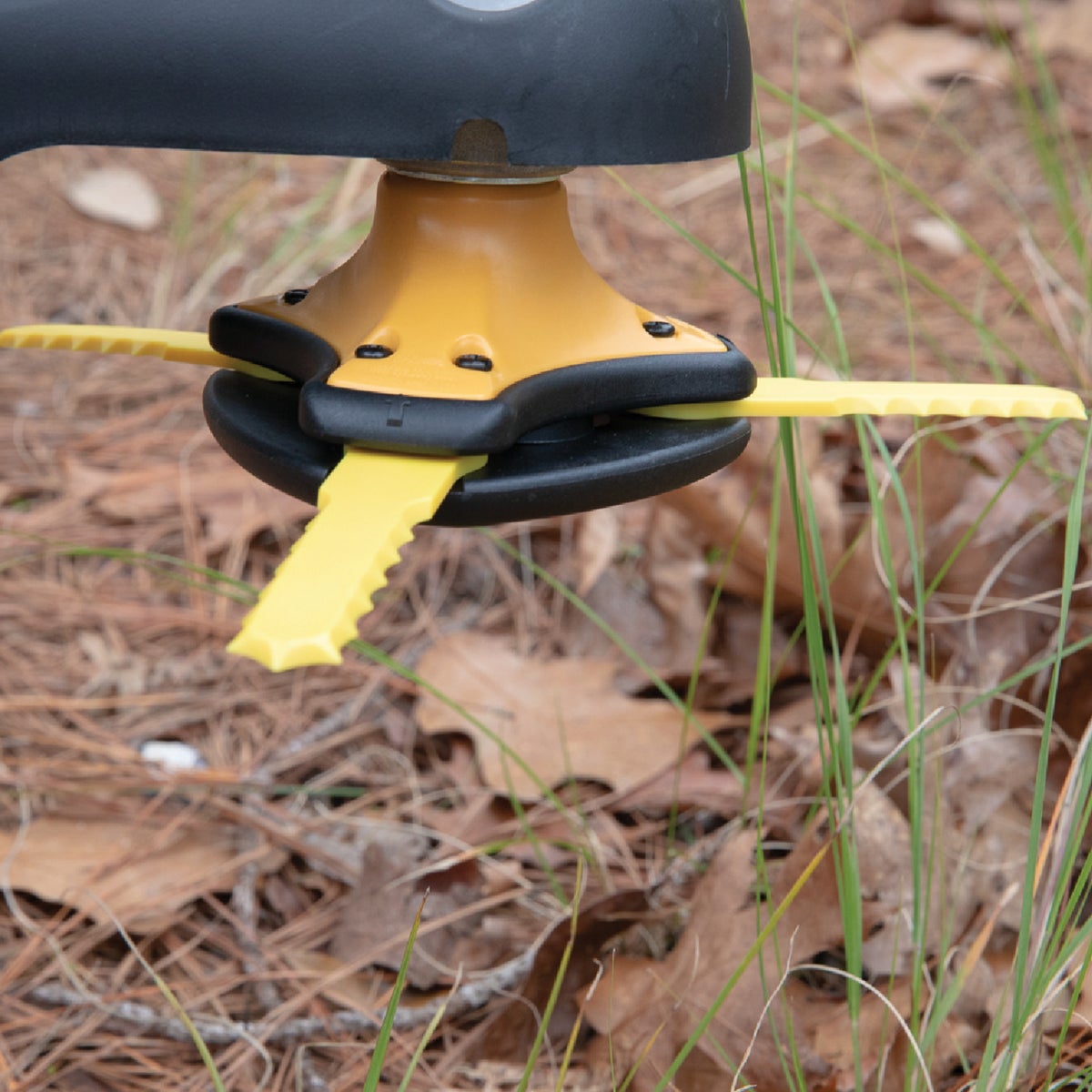 Shakespeare Push-N-Load 3-Blade Fixed Feed Universal Shaft Replacement Trimmer Head Image 2