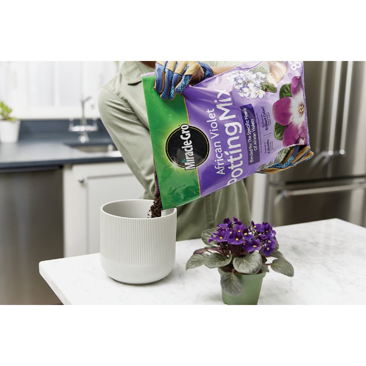 Miracle-Gro 8 Qt. African Violet Potting Mix Image 3