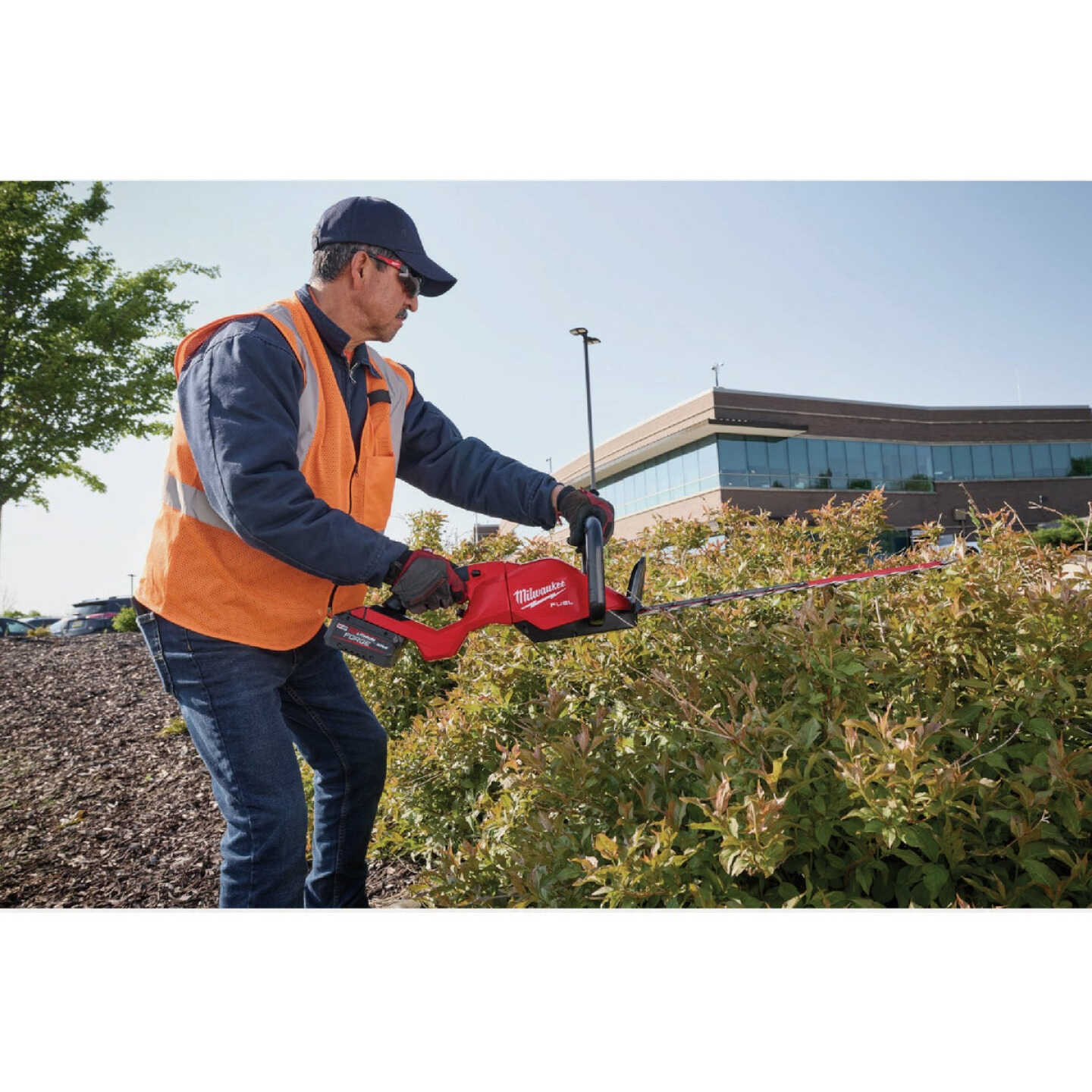 Milwaukee M18 FUEL 30 In. Hedge Trimmer Image 2