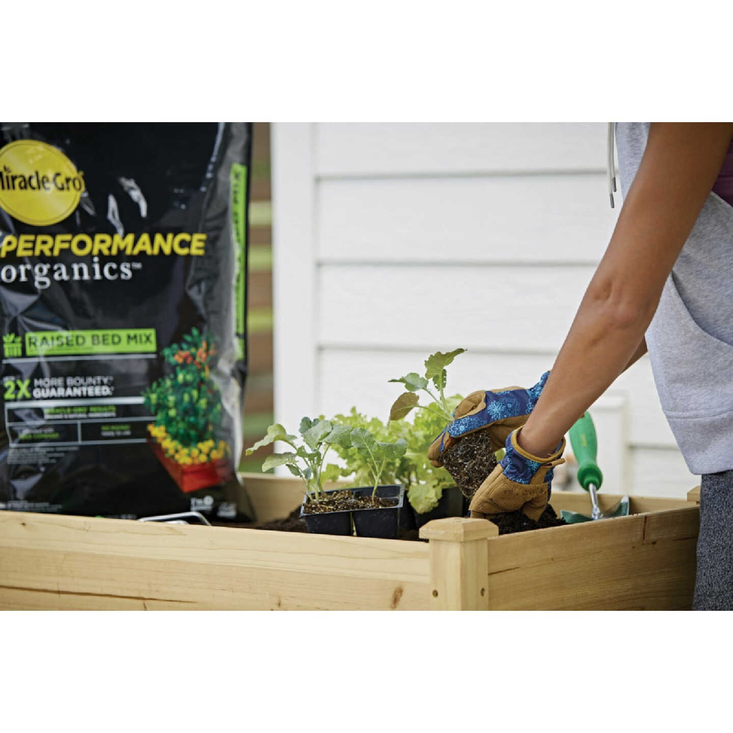 Miracle-Gro Performance Organics 1.3 Cu. Ft. Raised Bed Mix Image 5