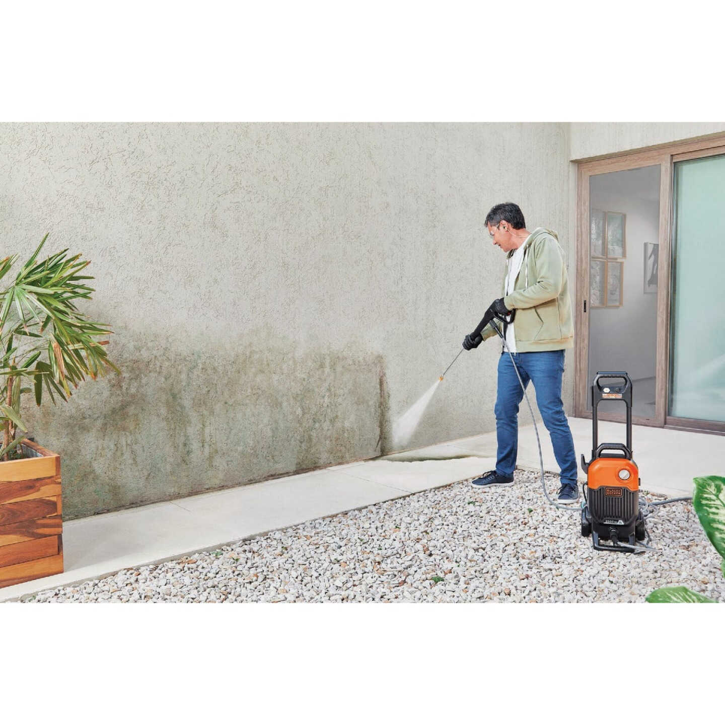 Black + Decker 2000 psi 1.2 GPM Cold Water Electric Pressure Washer Image 2