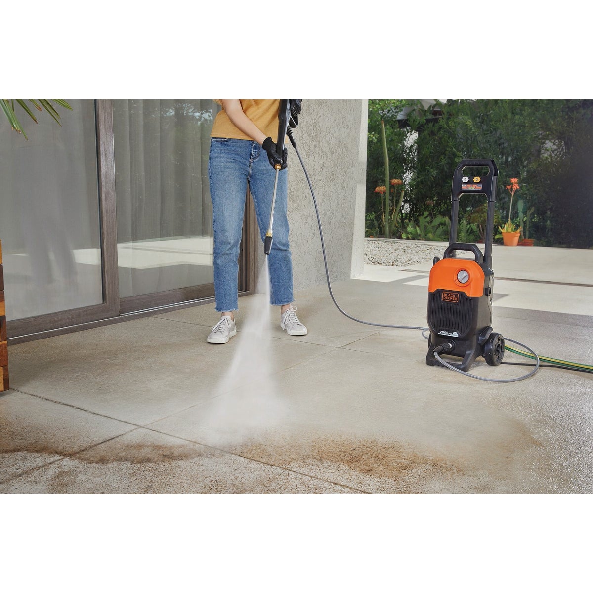 Black + Decker 2000 psi 1.2 GPM Cold Water Electric Pressure Washer Image 3