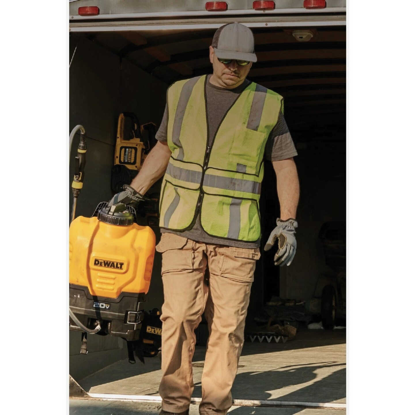 DEWALT 20V MAX 4 Gal. Battery Operated Backpack Sprayer with 2.0 Ah Battery & Charger Image 4