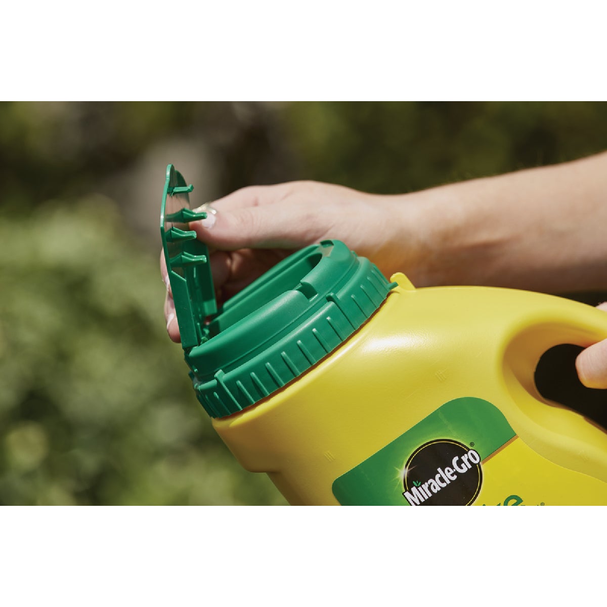 Miracle-Gro Shake 'n Feed 4.5 Lb. All Purpose Plant Food Plus Weed Preventer Image 3