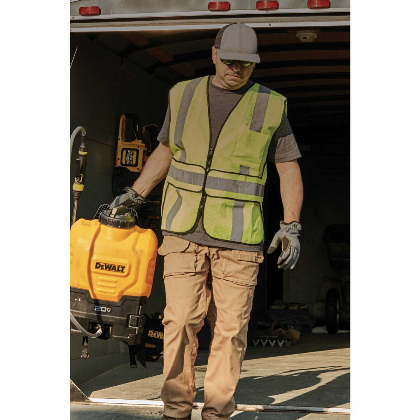 DeWalt 4 Gal. Battery Operated Backpack Sprayer (Tool Only) Image 4