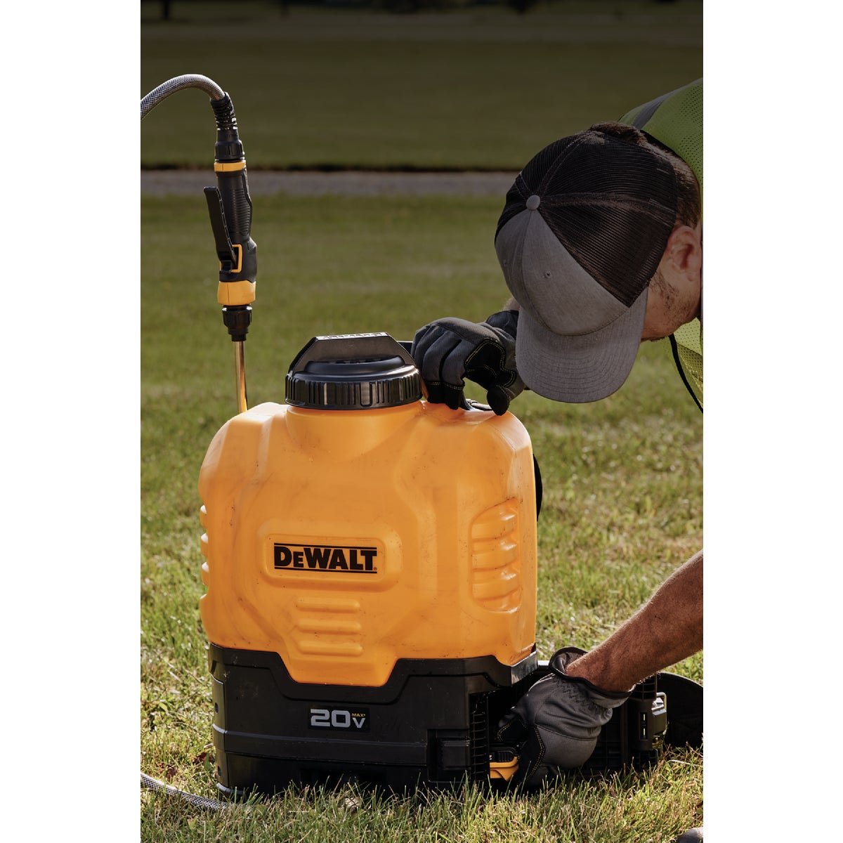 DeWalt 4 Gal. Battery Operated Backpack Sprayer (Tool Only) Image 9