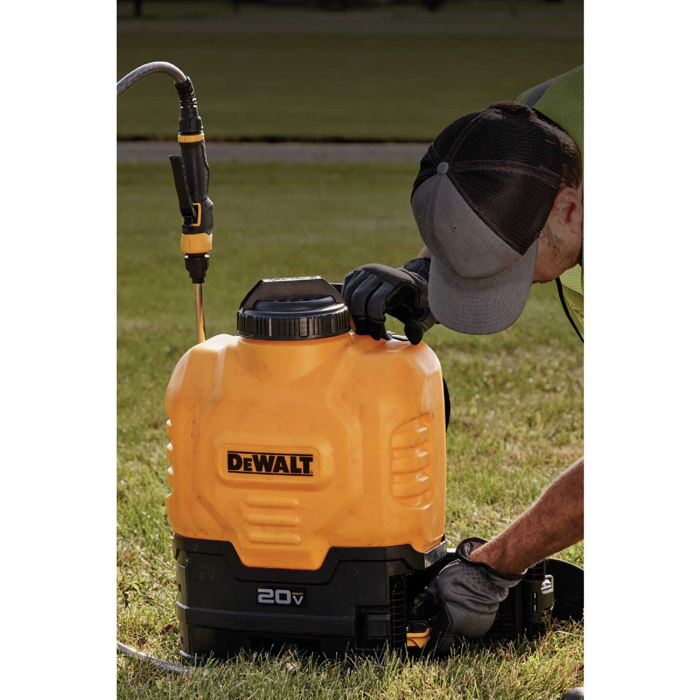 DeWalt 4 Gal. Battery Operated Backpack Sprayer (Tool Only) Image 9